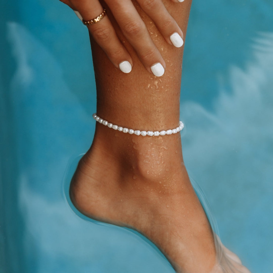 Goldenes Damen Fußkettchen mit zarten Süßwasserperlen. Wasserfester Edelstahl Schmuck, perfekt für Sommer & Urlaub.