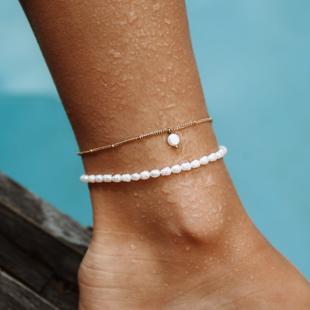 Wasserdichtes Damen Fußkettchen in Gold, eleganter & verstellbarer Schmuck. Perfekte Geschenkidee für den Sommer.