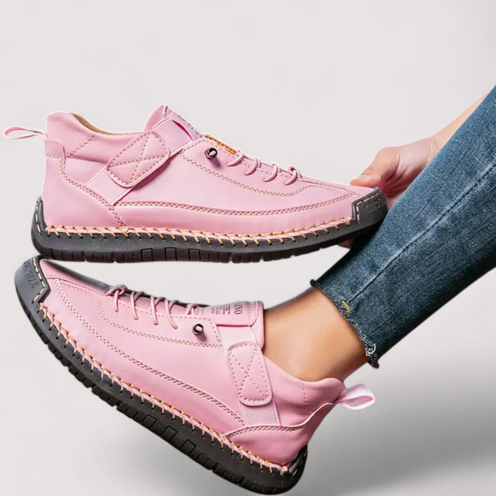 Ergonomisch geformte Damen Sneaker, die den Fuß optimal unterstützen und für ein weiches Tragegefühl sorgen.