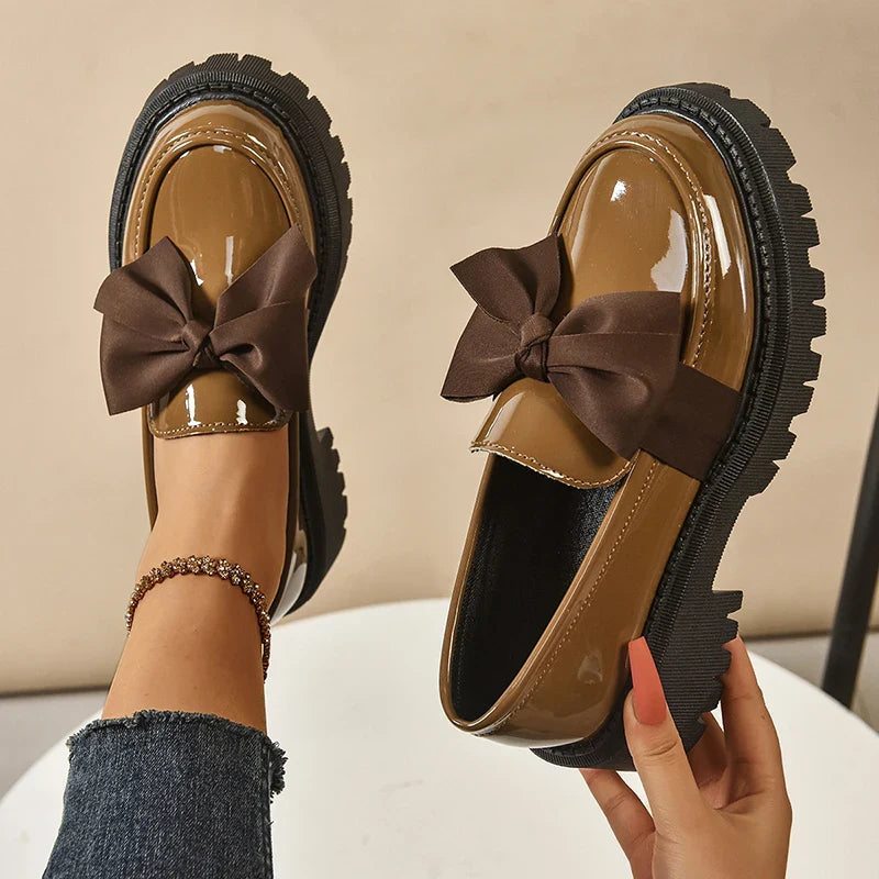 Komfortable rosa Plateauschuhe für Damen, mit stilvoller Schmetterlingsschleife & dicker Sohle.