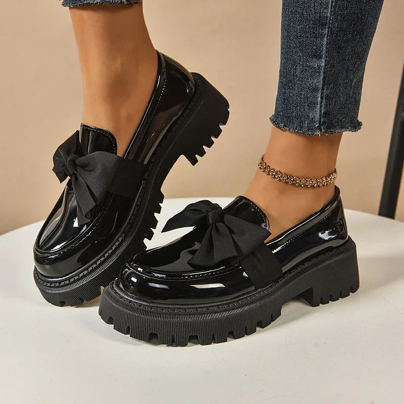 Grün-braune Damen Plateauschuhe mit Schmetterlingsschleife, bequeme und modische Damenschuhe.