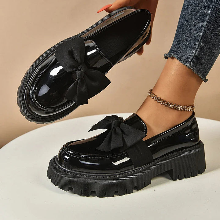Alltagstaugliche Damen Plateauschuhe mit Schmetterlingsschleife, bieten Komfort & Stil.