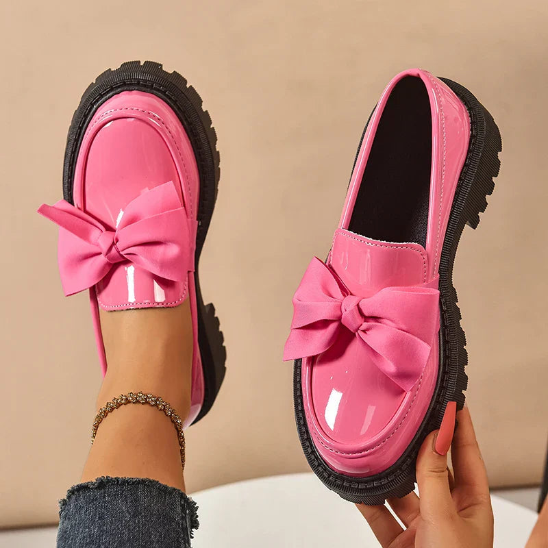 Stylische Damen Plateauschuhe mit Schmetterlingsschleife, gepolstert für maximalen Komfort.