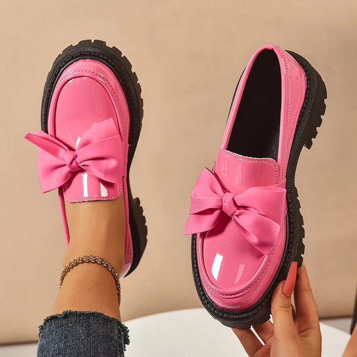 Stylische Damen Plateauschuhe mit Schmetterlingsschleife, gepolstert für maximalen Komfort.