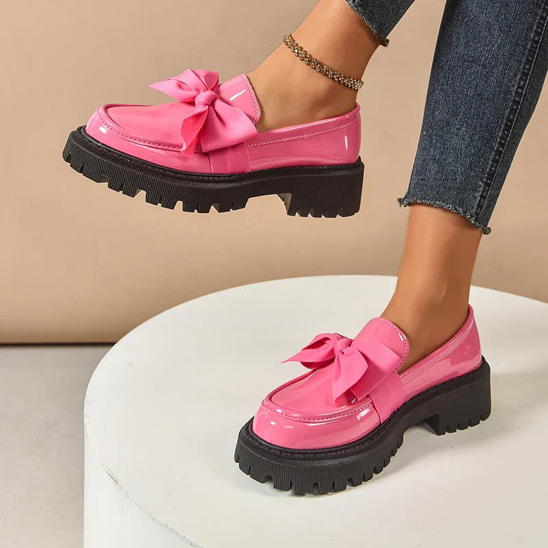 Komfortable Damenschuhe mit Plateau und Schmetterlingsschleife, ideal für stilvolle Auftritte.