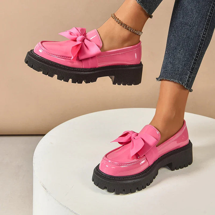 Komfortable Damenschuhe mit Plateau und Schmetterlingsschleife, ideal für stilvolle Auftritte.