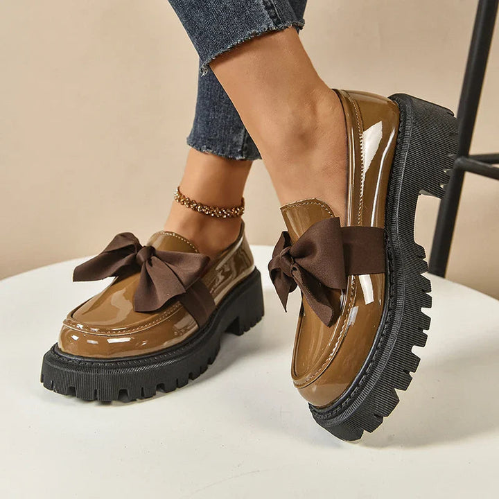 Seitenansicht: Modische Damen Plateauschuhe grün, mit erhöhter Sohle & Schmetterlingsschleife.