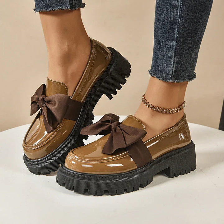 Damenschuhe mit Plateau & Schmetterlingsschleife in Schwarz, gepolstert für ganztägigen Komfort.