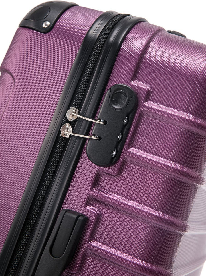 Ansicht des 2-teiligen rosa Hartschalen-Koffersets. Gepäckstücke gestapelt, bereit für flexible Reisen.