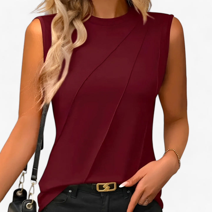Sommermode für Damen: figurbetonte Bluse ohne Ärmel im Detail