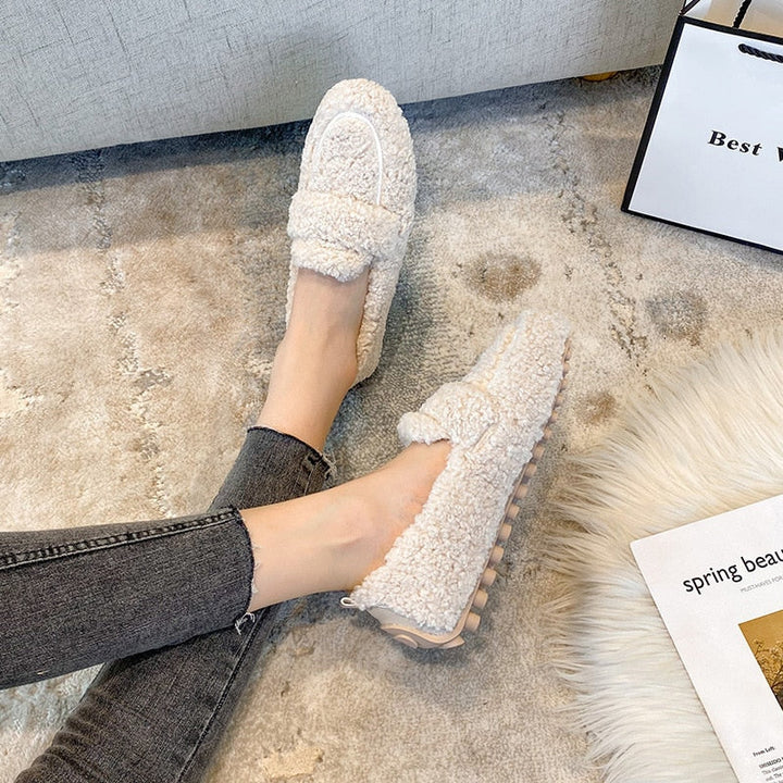 Plüsch Hausschuhe Damen in Creme, Khaki, Schwarz mit rutschfesten Sohlen, luxuriösem Design und weichem, elegantem Plüsch.