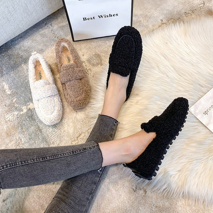 Plüsch Hausschuhe Damen in Creme, Khaki, Schwarz mit rutschfesten Sohlen, luxuriösem Design und weichem, elegantem Plüsch.