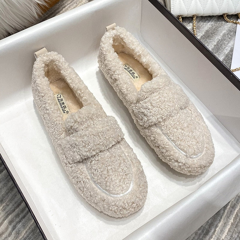 Plüsch Hausschuhe Damen in Creme, Khaki, Schwarz mit rutschfesten Sohlen, luxuriösem Design und weichem, elegantem Plüsch.