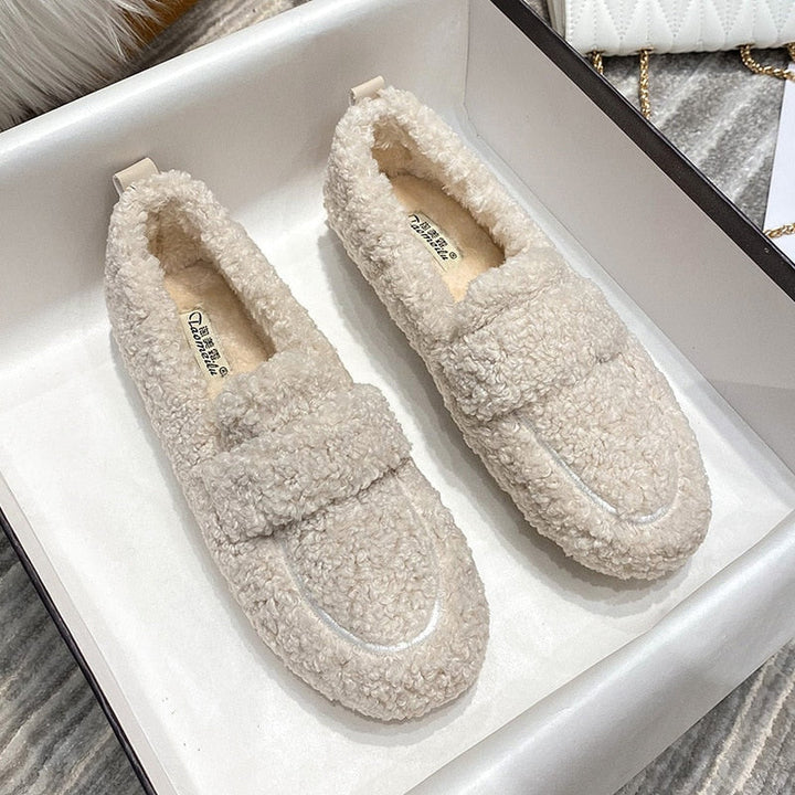Plüsch Hausschuhe Damen in Creme, Khaki, Schwarz mit rutschfesten Sohlen, luxuriösem Design und weichem, elegantem Plüsch.
