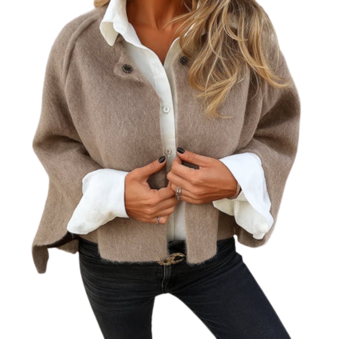 Damen Kurzjacke in Khaki mit weißer Bluse und dunklen Jeans