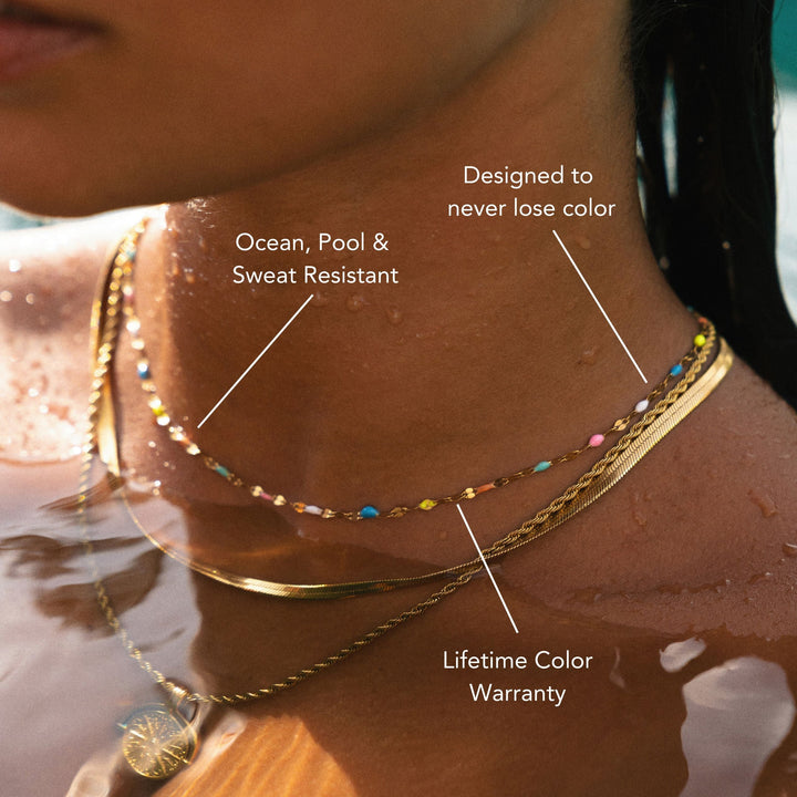 Elegante Damen Choker Halskette in Gold mit lebhafter Regenbogen Emaille. Perfekt als wasserfester Alltags-Schmuck.