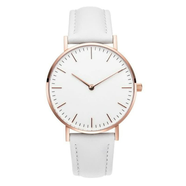 Minimalistische Armbanduhr mit weißem Zifferblatt, roségoldenem Gehäuse und weißem Lederarmband.