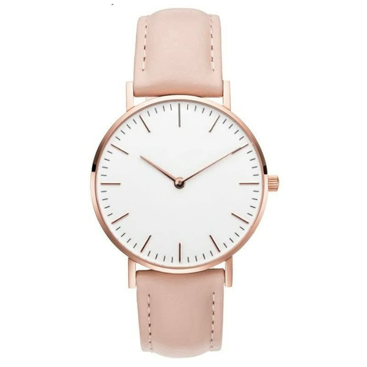 Minimalistische Armbanduhr, roségoldenes Gehäuse, weißes Zifferblatt, rosa Lederarmband.