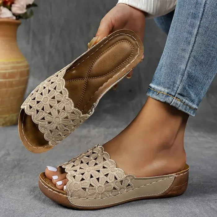Frau trägt blaue ergonomische Sandalen beim Spaziergang im Sommer