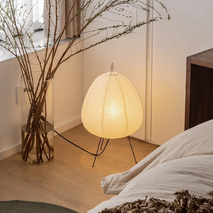 Japanische LED-Reispapierlampe mit Dreibeinstativ für ruhiges Ambiente