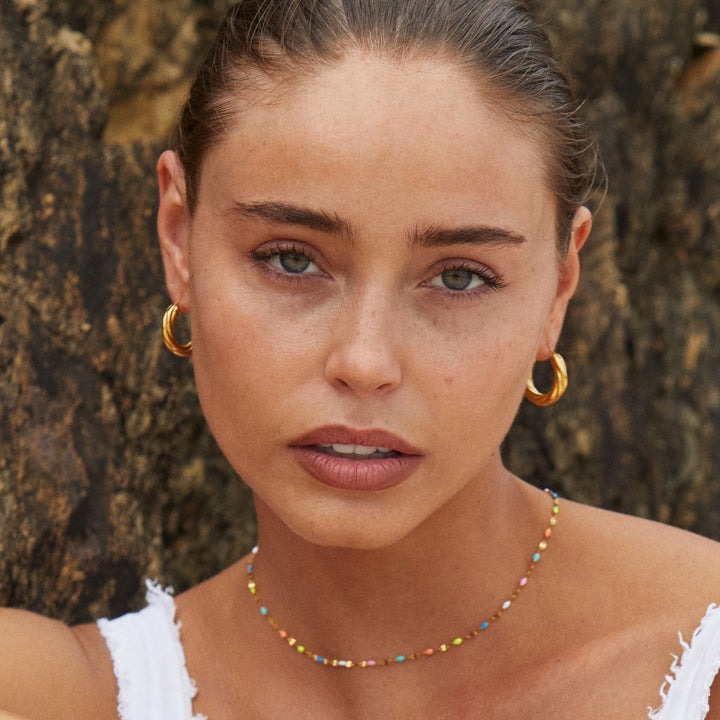 Detailaufnahme des goldenen Damen Chokers mit präziser Regenbogen Emaille. Hochwertiger, wasserfester Schmuck.