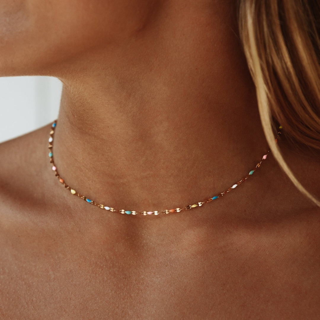 Damen Regenbogen Choker, gold, mit bunter Emaille. Wasserfest & hypoallergene Gold-Halskette für den Alltag.