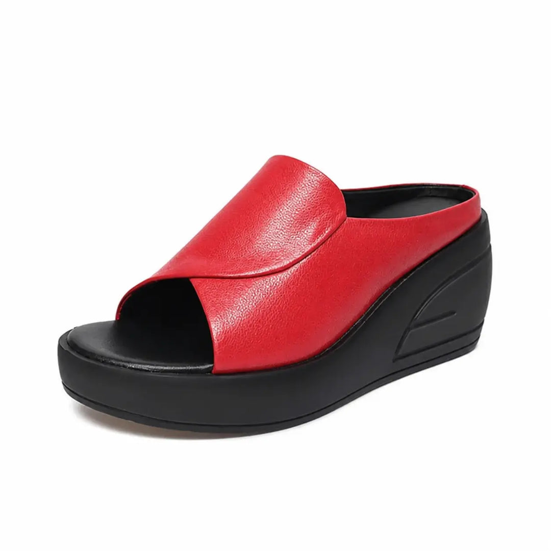 Modische Keilsandalen für Damen. Einfaches Hineinschlüpfen, bieten orthopädischen Komfort und optimalen Halt.