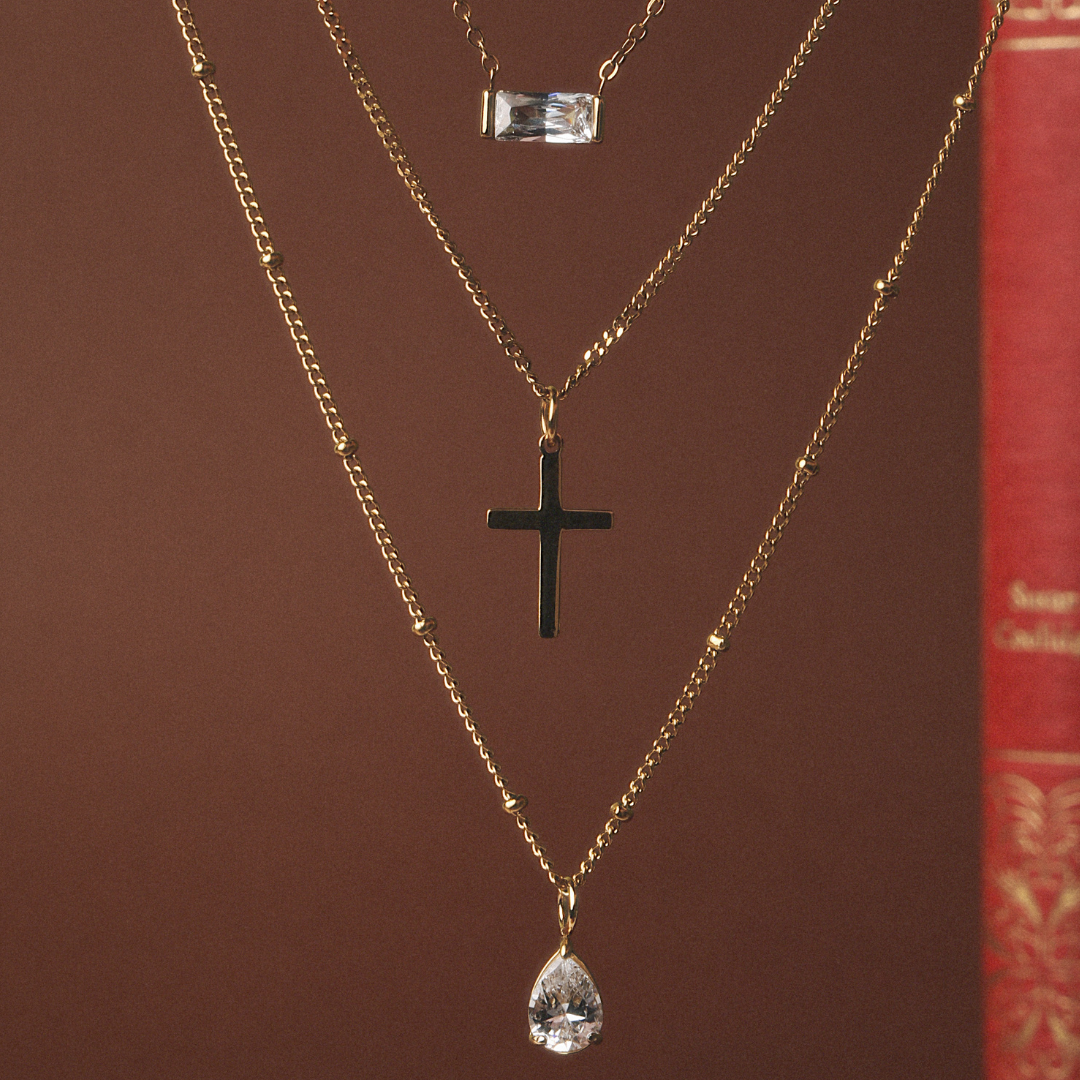 Damen Kreuz Halskette am Hals einer Frau, minimalistisch & elegant. Wasserfester Goldschmuck aus Edelstahl für den Alltag.