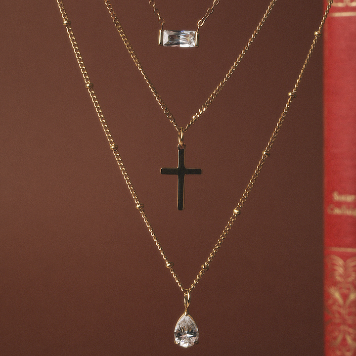 Damen Kreuz Halskette am Hals einer Frau, minimalistisch & elegant. Wasserfester Goldschmuck aus Edelstahl für den Alltag.
