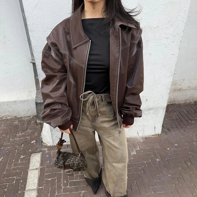 Moderne Damen Business-Casual Jacke, robust und elegant, vielseitig als Übergangsjacke für stilvolle Looks.