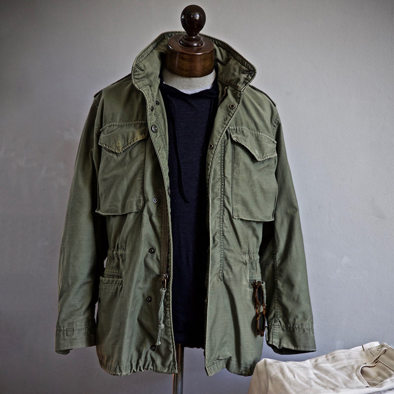 Robuste Herren M-65 Feldjacke in Grün, wasserabweisend & funktional für Herbst. Militärstil Übergangsjacke für Männer.