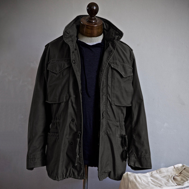 Funktionale Herren M-65 Feldjacke für den Herbst. Robuste, wasserabweisende Übergangsjacke im Militärstil für Outdoor.