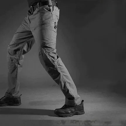 Vielseitige Taktische Herrenhose in Schwarz, ideal für Freizeit, Arbeit; wasserdicht & strapazierfähig.