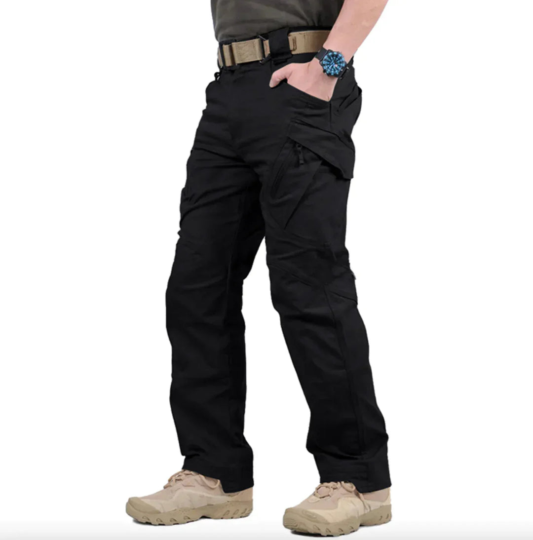 Moderne Cargo Funktionshose für Herren, robust, wind- & wasserabweisend, optimal für Outdoor & Alltag.
