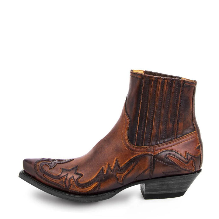 Detailansicht: Schwarze Herren Cowboystiefel mit feiner Stickerei am Schaft; bequeme Herbststiefel für Alltag.