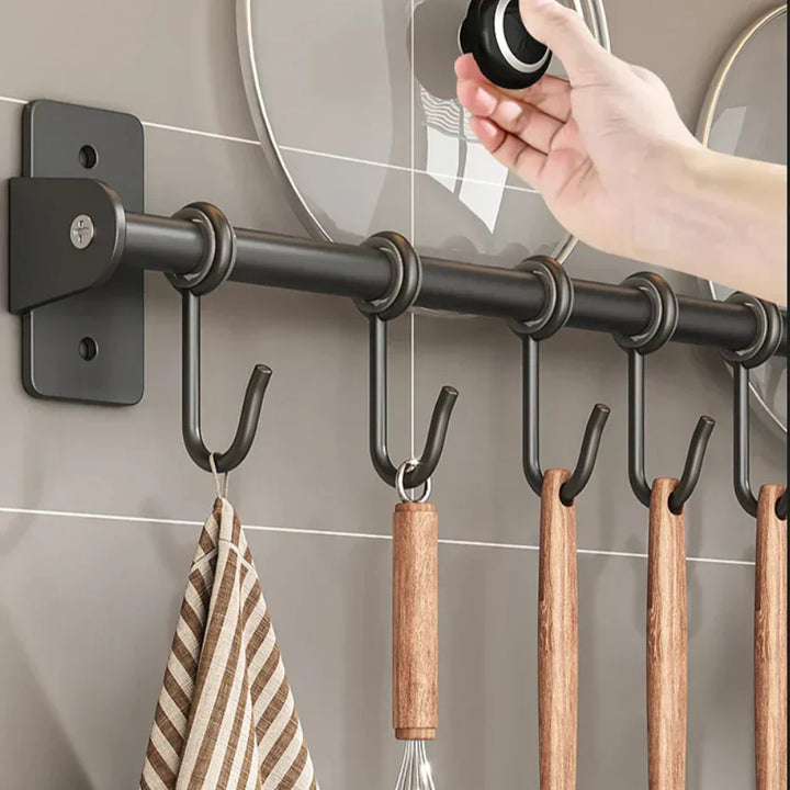 Robuste Stahl-Wandhalterung mit Haken für Küchenutensilien, schafft Ordnung & ist platzsparend.