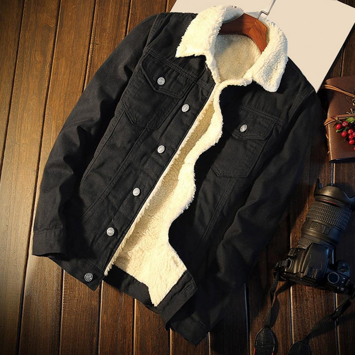 Robuste, stylische Herren Winterjacke im Trucker-Stil. Warme Outdoor-Jacke für den Kälteschutz an kalten Herbst- & Wintertagen.