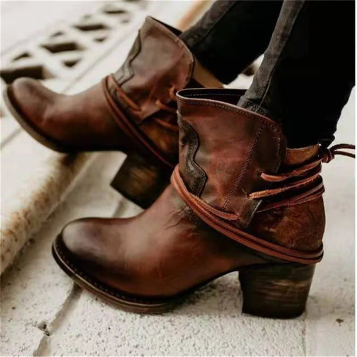 Robuste, stylische Vintage Westernstiefel für Damen. Perfekte Ankle Boots mit Blockabsatz für Herbst und Mode.