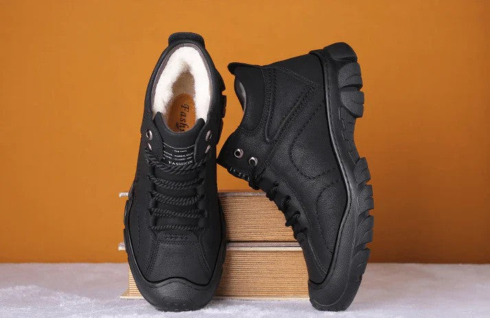 Bequeme Unisex Winterstiefel mit Kälteschutz, perfekt für lange Spaziergänge im Schnee und eisigen Bedingungen.