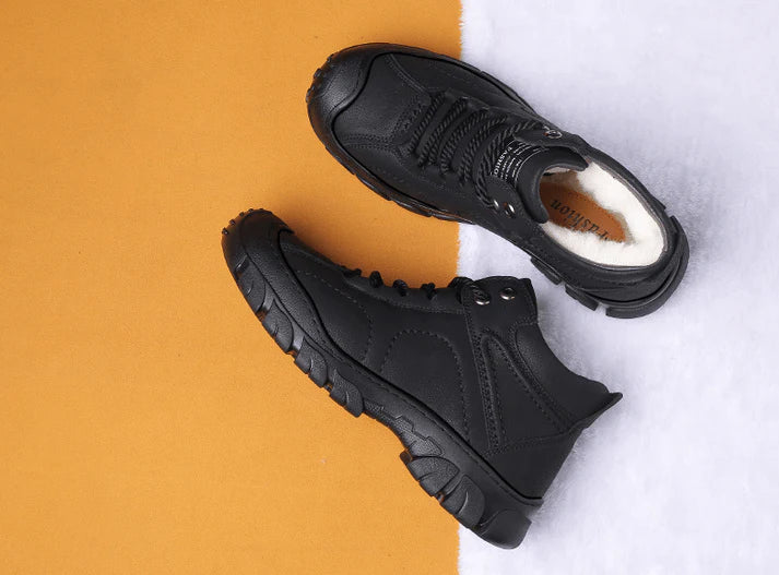 Funktionale Unisex Winterschuhe mit griffiger Sohle für sicheren Halt; warm gefüttert und robust für jedes Winterwetter.