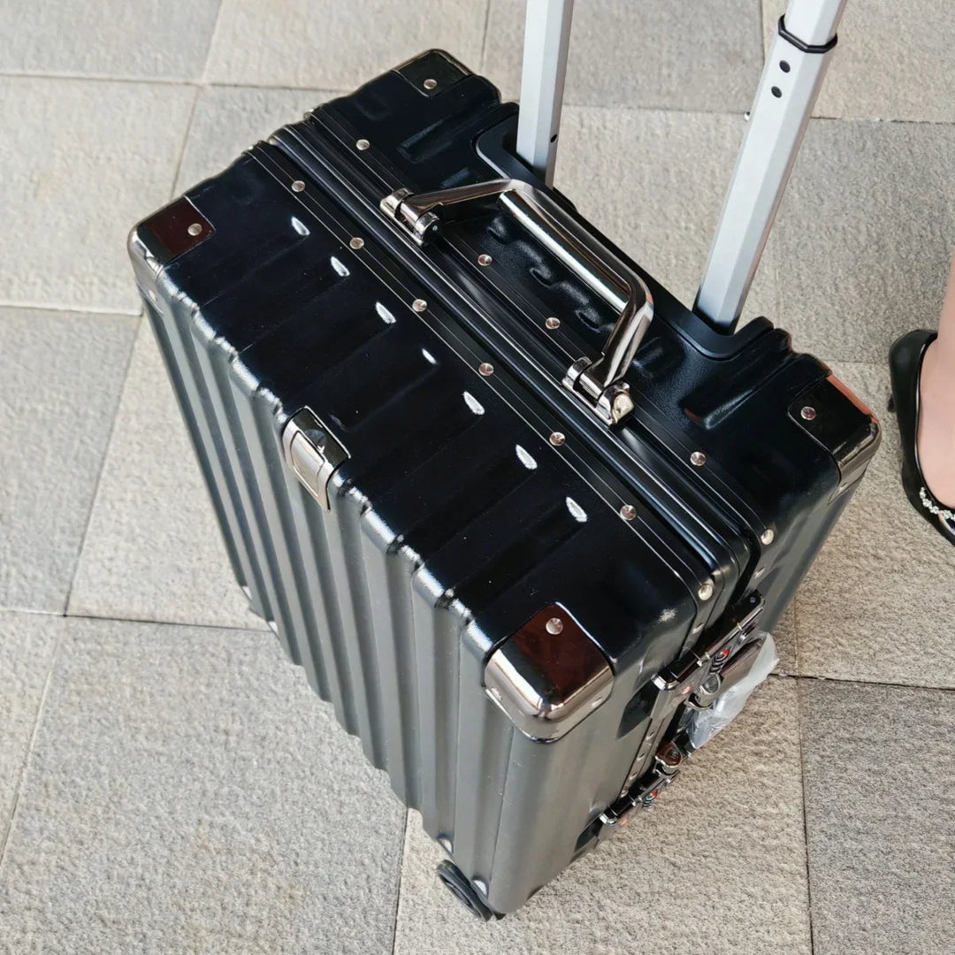 Eleganter Hartschalen-Trolley, perfekter Reisebegleiter für Business & Urlaub.