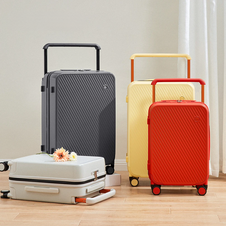 Robuster Hartschalenkoffer mit breitem Griff, 360°-Rollen & TSA-Schloss für komfortables Reisen.