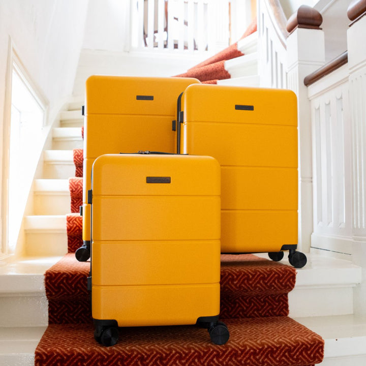 Robustheit trifft Design: 3-teiliges Hartschalen-Kofferset, mehrfarbig für stilvolle Reisen.
