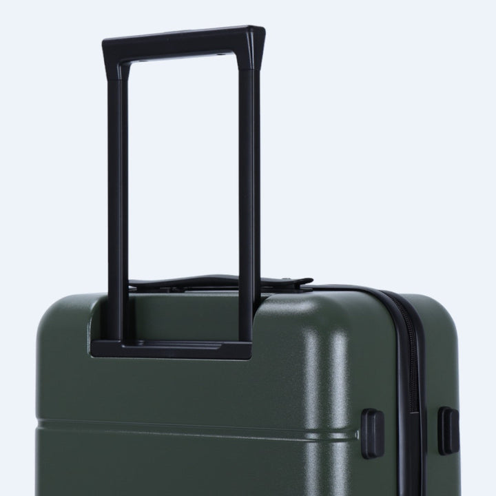 Modernes, mehrfarbiges 3-teiliges Reisekoffer-Set mit Hartschale. Robust für alle Reisen und Urlaube.