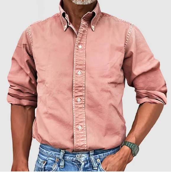 Männer Langarmhemd in Hellblau, kombiniert mit Chinos, für einen smart-casual Look, bequem und stilvoll.