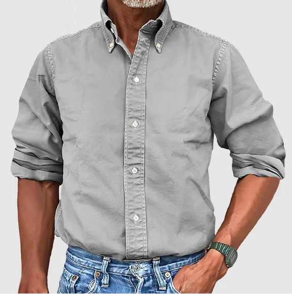 Modell trägt klassisches weißes Herren Langarmhemd, betont die bequeme Passform und das elegante Design.