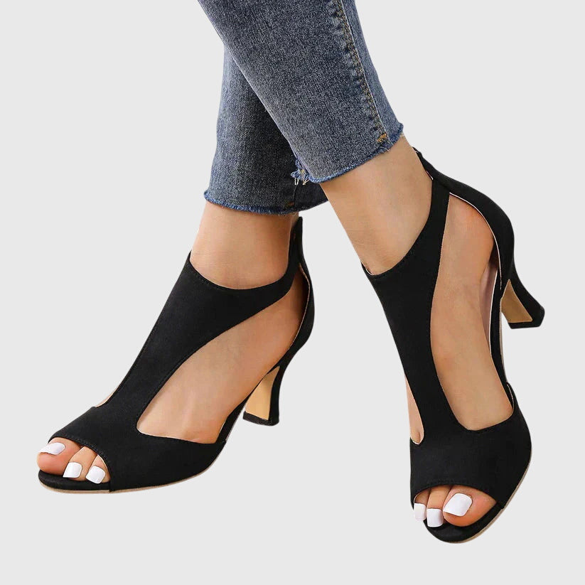 Flache, elegante Damen Sandalen in Schwarz. Komfortable Frühlingsschuhe für warme Tage & stilvolle Freizeit-Outfits.