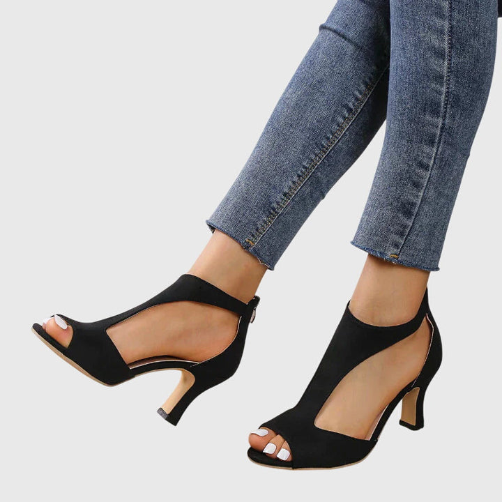 Stylische schwarze Damen Cutout Sandalen. Flache Sommerschuhe für Eleganz und Komfort an warmen Tagen.