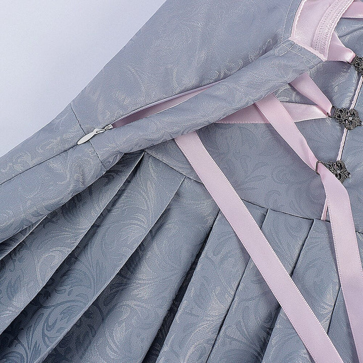 Festliches rosa Damen-Spitzendirndl mit aufwendiger Stickerei, perfekt für Trachtenmode.