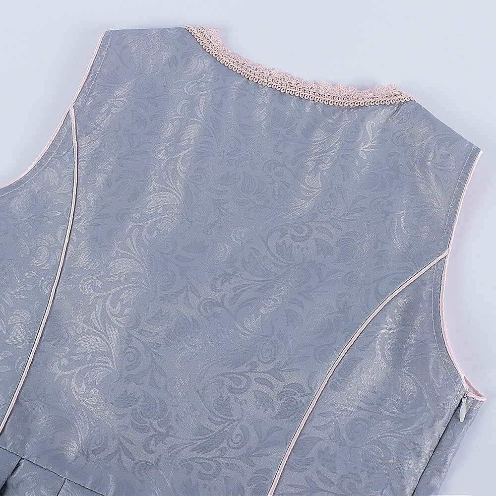 Rosa Damen Dirndl mit zarter Spitze & filigraner Stickerei, festlich & traditionell.